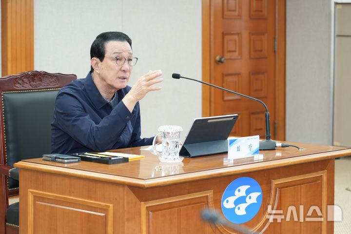 [서울=뉴시스] 노동진 수협중앙회장이 중동전쟁 비상 대응대책반 회의를 주재하고 있다.