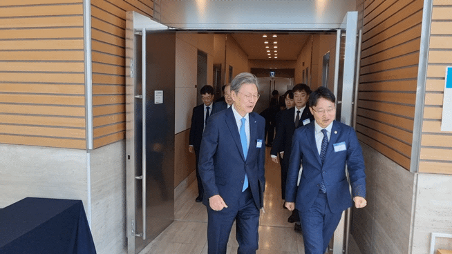 [서울=뉴시스]이지용 기자 = 류진 한경협 회장이 2일 오전 서울 여의도 FKI타워 컨퍼런스센터에서 열린 '국세청장 초청 경제계 소통 간담회'가 끝난 뒤 행사장을 나오고 있다. 2026.04.02. leejy5223@newsis.com *재판매 및 DB 금지