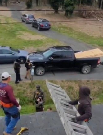 [서울=뉴시스] 미국 메릴랜드주에서 고용된 불법 체류 이주 노동자들이 이민세관단속국(ICE)에 체포되는 장면. (사진=X 캡처) *재판매 및 DB 금지