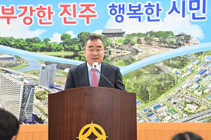 [진주=뉴시스] 정경규 기자 = 박일동 경남 진주부시장, '인공지능 산업 대전환 선언' 기자회견. 2026.04.02. jkgyu@newsis.com *재판매 및 DB 금지