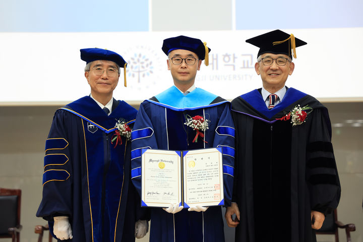 [서울=뉴시스] (왼쪽부터) 한영근 명지대 대학원장, 위위에 동방케임브리지교육그룹 이사장, 임연수 명지대 총장이 2일 열린 명예 박사 학위수여식에서 사진 촬영을 하고 있다. (사진=명지대 제공) 2026.04.02. photo@newsis.com *재판매 및 DB 금지