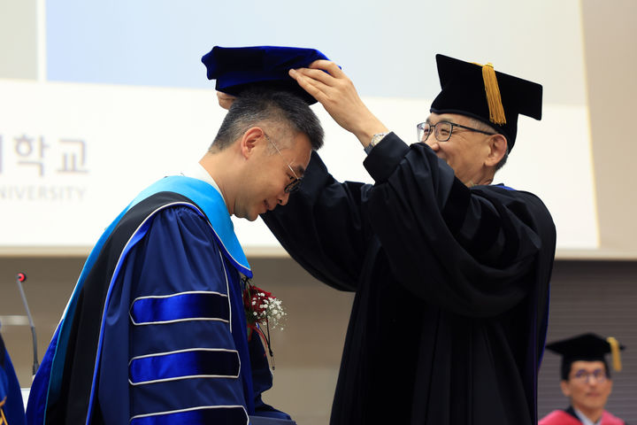 [서울=뉴시스] 위위에(왼쪽) 이사장이 임연수 명지대 총장으로부터 학사모를 전달받고 있다. (사진=명지대 제공) 2026.04.02. photo@newsis.com *재판매 및 DB 금지