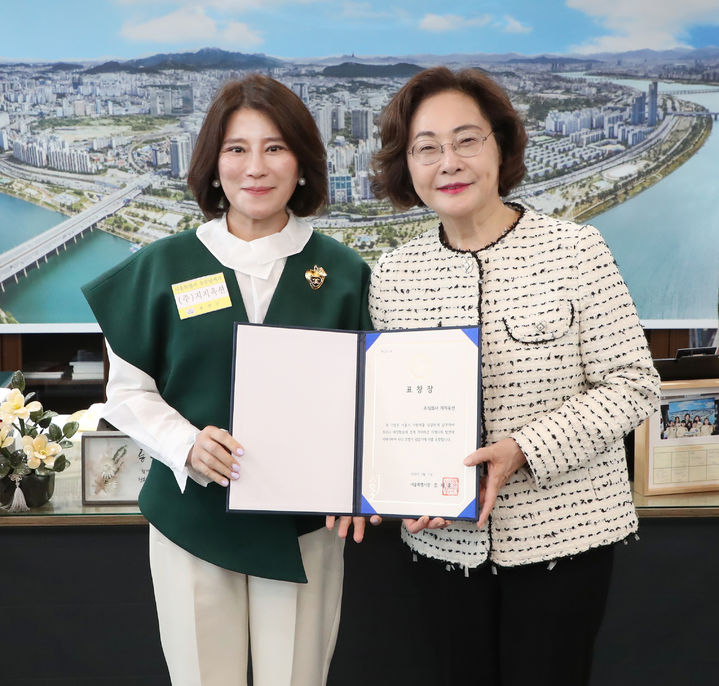 [서울=뉴시스] 경·공매 데이터 전문기업 지지옥션이 서울시 '유공납세자'로 선정돼 서울특별시장 표창을 받았다. 사진 왼쪽부터 강은 지지옥션 대표, 박희영 용산구청장. (사진=지지옥션 제공) 2026.04.02. photo@newsis.com *재판매 및 DB 금지