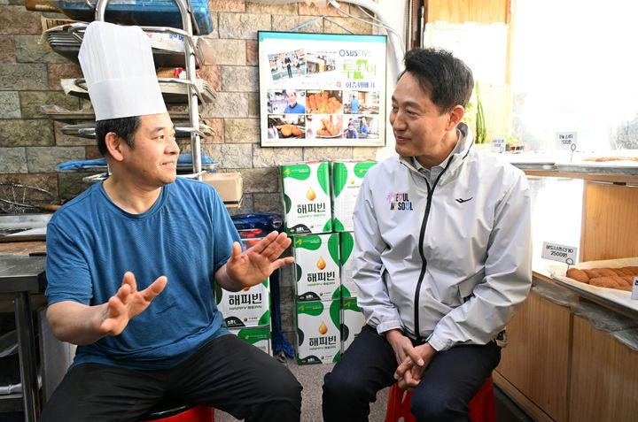 [뉴시스] 2일 쌍문역 인근 상점가 일명 '쌍리단길'을 찾은 오세훈 서울시장이 소상공인과 대화를 나누고 있는 모습. (사진=서울시 제공) 2026.4.2 *재판매 및 DB 금지
