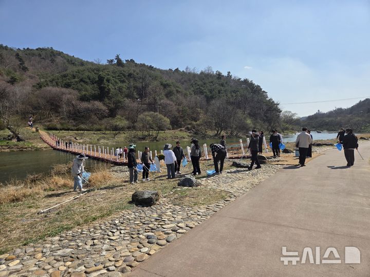 [진천소식]26회 농다리축제 앞두고 대규모 환경정화 등