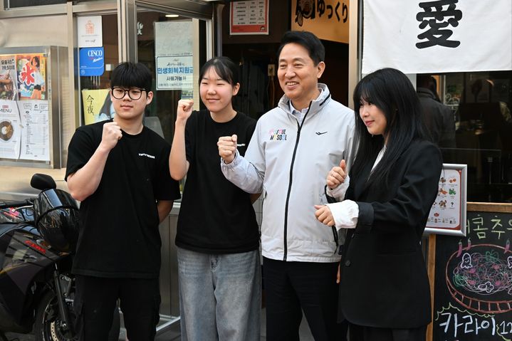 [뉴시스] 2일 쌍문역 인근 상점가 일명 '쌍리단길'을 찾은 오세훈 서울시장이 한 음식점 직원들과 사진을 촬영하고 있는 모습. (사진=서울시 제공) 2026.4.2 *재판매 및 DB 금지