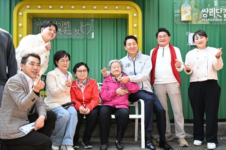 [뉴시스] 2일 쌍문역 인근 상점가 일명 '쌍리단길'을 찾은 오세훈 서울시장이 주민, 소상공인 등과 기념사진을 촬영하는 모습. (사진=서울시 제공) 2026.4.2 *재판매 및 DB 금지