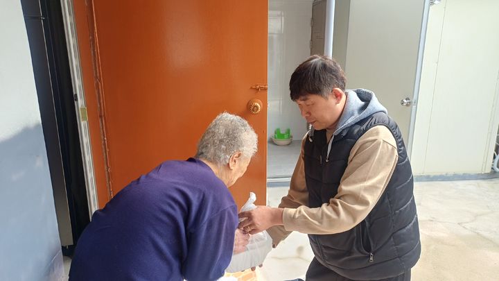 [대구=뉴시스] 평소 김영진 통장이 독거가구를 방문해 후원 물품을 전달하고 안부를 확인하는 모습. 본 사건과 직접 관련 없음. (사진=대구 남구 제공) 2026.04.02. photo@newsis.com *재판매 및 DB 금지