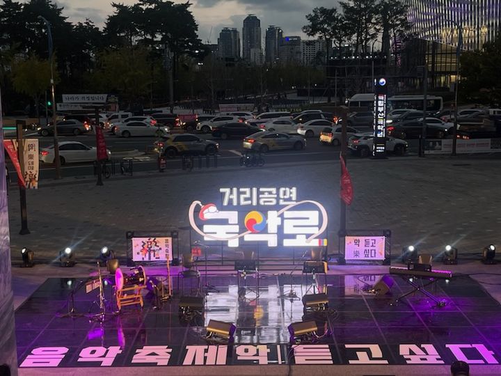 [부산=뉴시스] 거리 공연 '국악로' 무대 사진. (사진=국립부산국악원 제공) 2026.04.05. photo@newsis.com *재판매 및 DB 금지