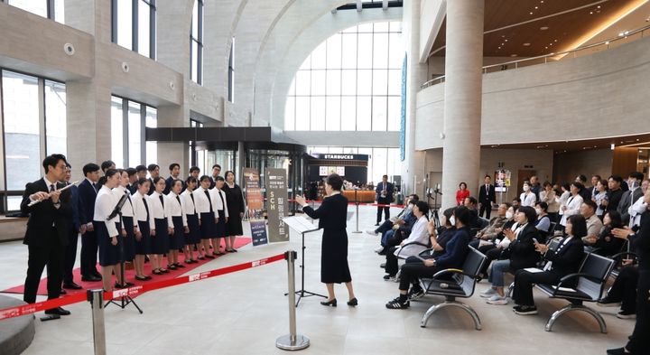 [천안=뉴시스] 순천향대천안병원이 2일 오후 병원 로비에서 발달장애 청년들로 구성된 ‘E&I 합창단’을 초청해 음악회를 개최했다. 순천향대천안병원 개원 44주년 기념 음악회 모습. 2026.04.02 photo@newsis.com *재판매 및 DB 금지