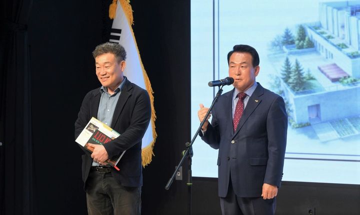 [논산=뉴시스]백성현 논산시장이 복합문화체육센터 '온담' 개관식에서 김영일 팀장을 소개하고 있다. 2026. 04. 02 photo@newsis.com *재판매 및 DB 금지