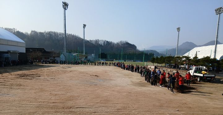 [평창=뉴시스] 제81회 식목일을 맞아 면민체육공원에서 묘목을 받기 위해 주민들이 줄을 서서 기다리고 있는 모습이다. (사진=평창군 제공) 2026.04.02. photo@newsis.com *재판매 및 DB 금지