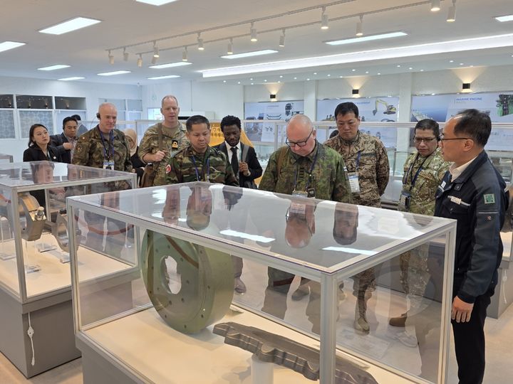 [창원=뉴시스] 강경국 기자 = 2일 이순신방위산업전(YIDEX)이 해군사관학교와 군항 11부두 일원에서 열리는 가운데 외국 무관단이 경남 창원시 방산기업을 방문하고 있다. (사진=창원시청 제공). 2026.04.02. photo@newsis.com *재판매 및 DB 금지