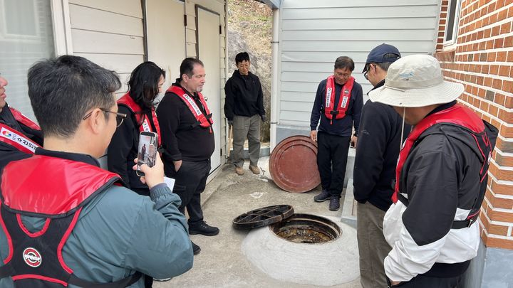 [통영=뉴시스] 신정철 기자= 미국 식품의약국(FDA)이 지난 3월 24일부터 4월 2일까지 경남 통영시 한산만 등 우리나라 패류수출 지정해역에 대해 실시한 패류 위생관리 체계 현장점검들이 순조롭게 마무리됐다.사진은 미 FDA 점검단의 현장 점검 모습.(사진=통영시 제공).2026.04.02. photo@newsis.com *재판매 및 DB 금지
