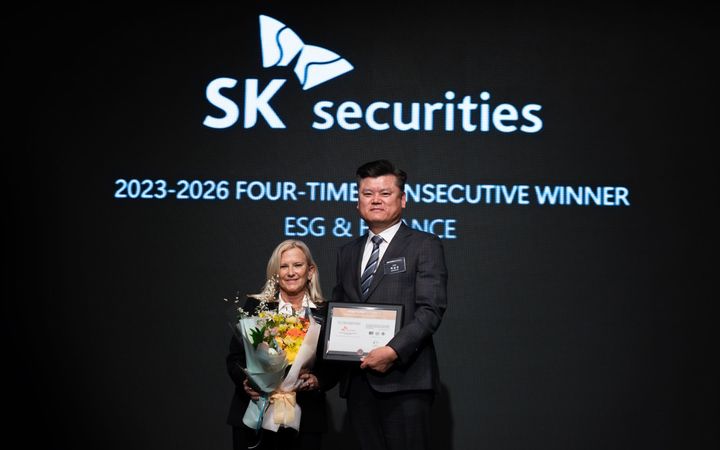 [서울=뉴시스] SK증권이 '제17회 대한민국 국가브랜드 대상' 시상식에서 ESG 경영(책임경영) 부문 국가브랜드경쟁력지수(NCI) 1위를 차지하며 4년 연속 수상했다고 2일 밝혔다. (사진=SK증권 제공) 2026.04.02. *재판매 및 DB 금지