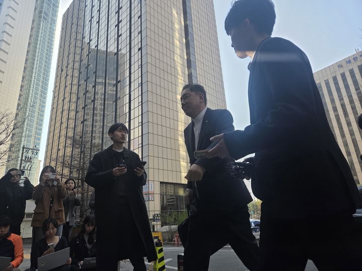 [서울=뉴시스] 이지영 기자=김병기 무소속 의원이 2일 오후 3시29분 검은색 양복을 입고 서울 마포청사에 출석하고 있다. 2026.04.02. jee0@newsis.com *재판매 및 DB 금지