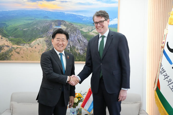 [제주=뉴시스] 오영훈(왼쪽) 제주지사와 자크 플리스 주한 룩셈부르크 대사가 2일 오후 제주도청 집무실에서 면담을 갖고 기념 촬영을 하고 있다. (사진=제주도 제공) 2026.04.02. photo@newsis.com *재판매 및 DB 금지