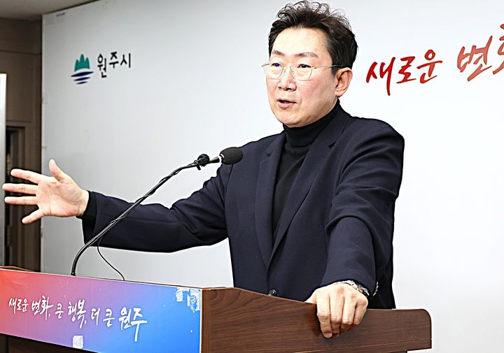 [원주=뉴시스] 2일 원강수 원주시장이 기자회견을 열고 일자리가 인구를 부르고 인구가 다시 도시 성장을 이끄는 선순환 구조를 설명하고 있다. (사진=원주시 제공) 2026.04.02. photo@newsis.com *재판매 및 DB 금지