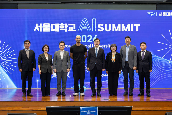 2일 서울대학교에서 열린 '서울대 AI 서밋 2026'에서 김유원 네이버클라우드 대표, 딥스 드 실바 오픈AI 아시아태평양 교육 총괄, 유현경 한국마이크로소프트 공공사업 부문장, 이준희 삼성SDS 대표이사가 기조연설자로 나섰다. *재판매 및 DB 금지