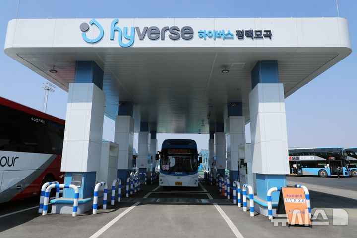 [평택=뉴시스] 평택시 중부권 버스 공영차고지내 충전소 모습(사진=평택시 제공) 2026.04.02.photo@newsis.com