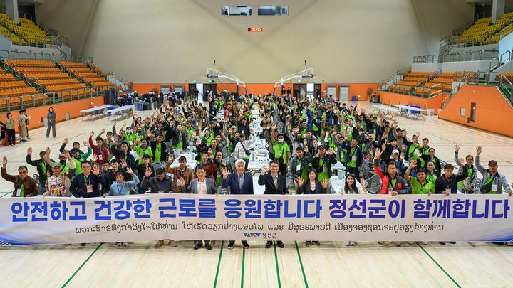 2일 정선종합경기장 실내체육관에서 최승준 정선군수와 관계공무원, 외국인 계절근로자 등이 참석한 가운데 환영행사와 함께 근로자 교육을 실시했하고 있다.(사진=정선군 제공) *재판매 및 DB 금지