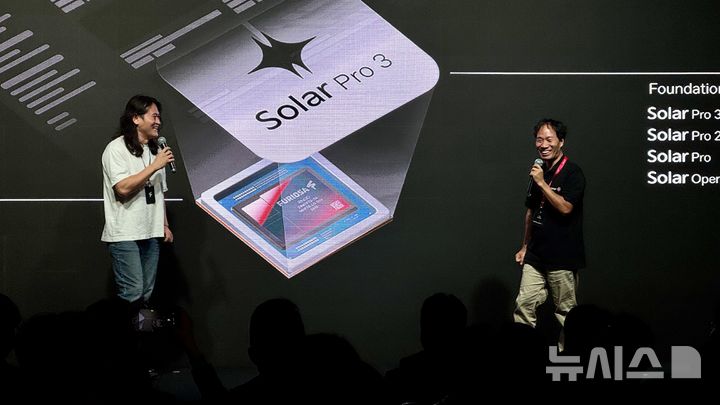 [서울=뉴시스] 윤정민 기자 = 백준호 퓨리오사AI 대표(왼쪽)와 김성훈 업스테이지 대표가 2일 오후 서울 강남구 에스제이쿤스트할레에서 열린 '레니게이드 2026 서밋'에서 대담을 나누고 있다. 2026.04.02. alpaca@newsis.com