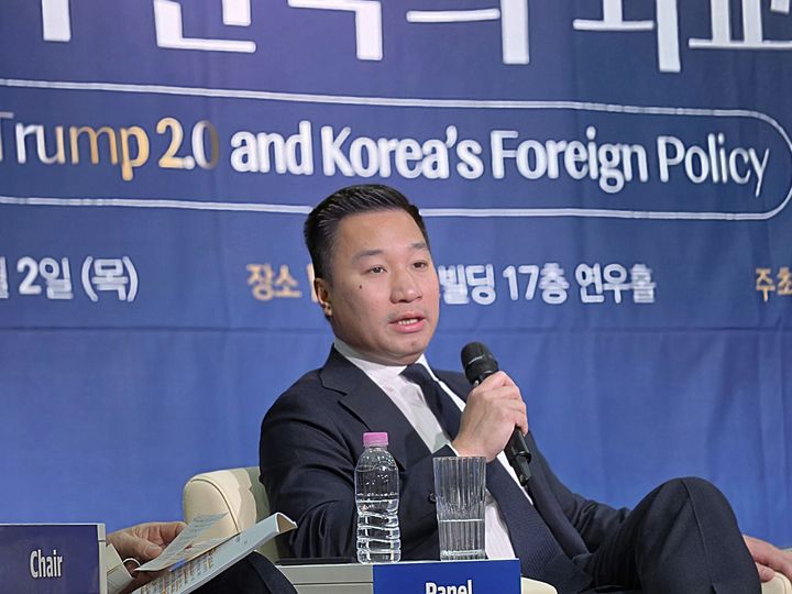 [서울=뉴시스] 2일 서울 종로구 세종연구소에서 열린 제41회 세종국가전략포럼에서 발언 중인 알렉스 웡 한화그룹 글로벌 전략총괄(CSO) 모습. (사진=한화그룹 제공) 2026.04.02 photo@newsis.com *재판매 및 DB 금지