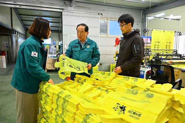 [속초=뉴시스] 2일 이병선 속초시장이 종량제봉투 제작업체를 방문해 점검하고 있다.(사진=속초시 제공)photo@newsis.com *재판매 및 DB 금지