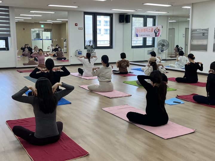 [밀양=뉴시스] 임신부 맞춤형 프로그램 해피스쿨 요가 교실에서 참여자들이 전문 강사의 지도에 따라 수업에 참여하고 있다. (사진=밀양시 제공) 2026.04.02. photo@newsis.com *재판매 및 DB 금지