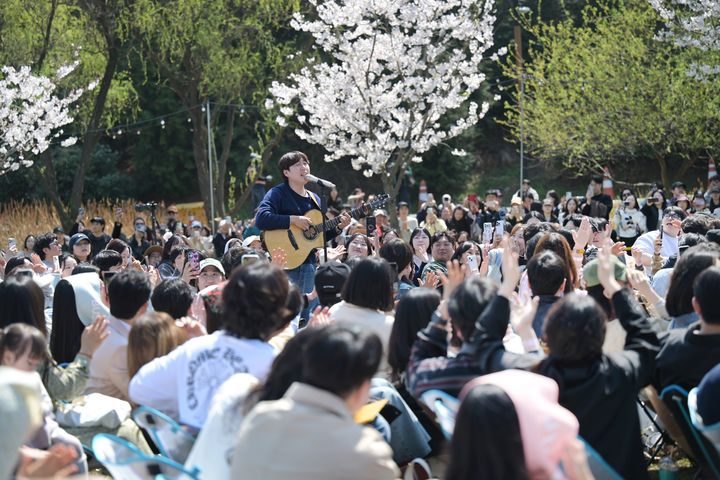 [울산=뉴시스] 2일 오전 울산 남구 선암호수공원 무궁화 잔디밭에서 장범준 밴드의 '버스카버스카 벚꽃투어' 공연이 개최됐다. (사진=울산 남구 제공) 2026.04.02. photo@newsis.com *재판매 및 DB 금지