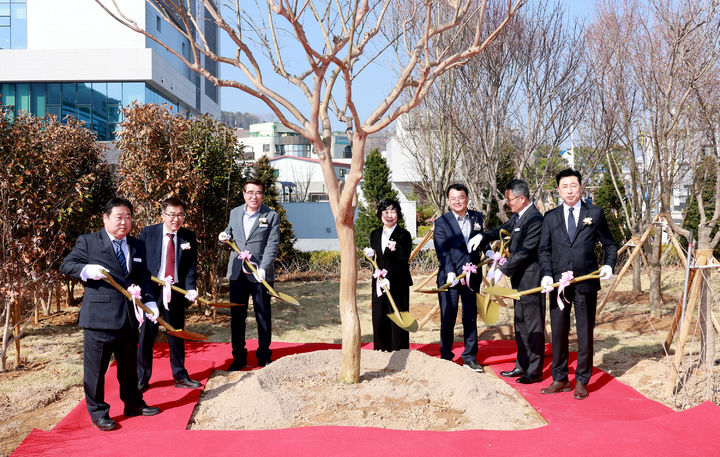 [보령=뉴시스] 보령시 '원도심 복합업무타운 개청식' 기념식수 모습. (사진=보령시청 제공) 2026.04.02. photo@newsis.com *재판매 및 DB 금지