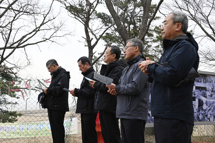 [서울=뉴시스] 지난해 4월 강화 교동도에 방문한 주교들이 황해도 연백 방향을 바라보며 '평화를 구하는 기도'를 바치고 있다. (사진=한국천주교주교회의 제공) 2026.04.02. photo@newsis.com *재판매 및 DB 금지