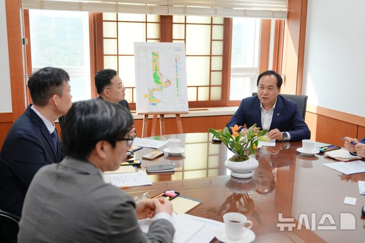 [오산=뉴시스] 이권재 오산시장(사진 오른쪽)이 2일 LH를 방문해 세교2도시 생활인프러 추가 확충을 건의하고 있다.(사진=오산시 제공) 2026.04.02.photo@newsis.com 