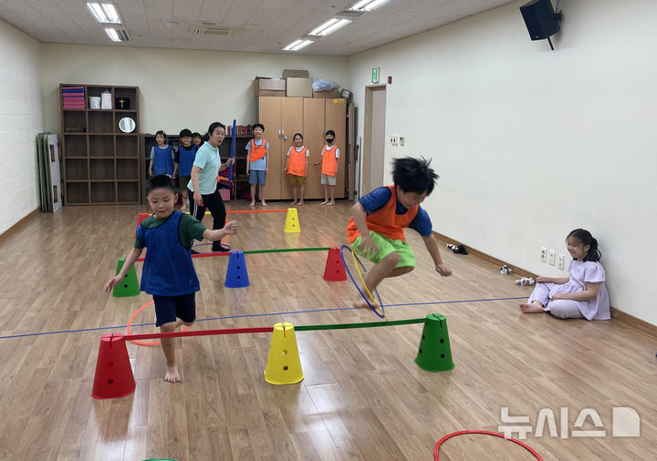 [과천=뉴시스] 과천시가 ‘건강한 돌봄 놀이터’를 운영하는 가운데 참여 어린이들이 신나게 뛰어놀고 있다. (사진=과천시 제공). 2026.04.02.photo@newsis.com