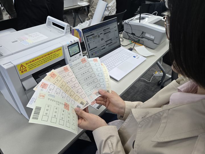 [창원=뉴시스] 강경국 기자 = 경남선관위가 오는 6월3일 실시하는 제9회 지방선거를 대비해 22개 구·시·군위원회 직원들을 대상으로 사전투표 장비 교육을 실시하고 있다. (사진=경남선관위 제공). 2026.04.02. photo@newsis.com *재판매 및 DB 금지