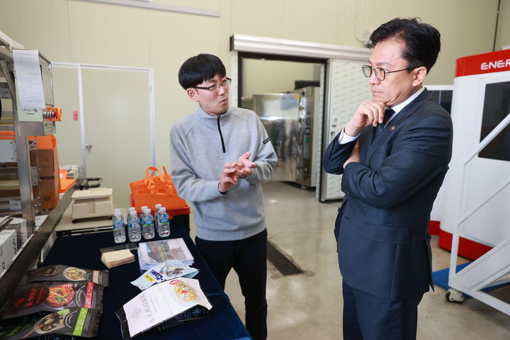 [서울=뉴시스] 전북 소재 로컬기업을 방문한 이병권 중소벤처기업부 제2차관. (사진=중소벤처기업부 제공) 2026.04.02. photo@newsis.com *재판매 및 DB 금지