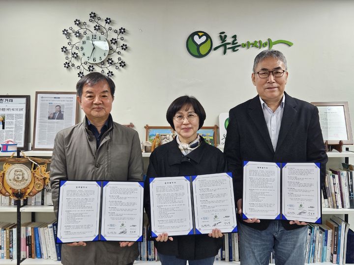 푸른아시아-푸른쿱-한겨레두레협동조합이 ‘기후친화적 장례‧추모 모델’구축 등을 위한 협약을 맺고 기념사진을 찍고 있다. 왼쪽부터 오기출 푸른아시아 상임이사, 박보경 푸른쿱 이사장, 김경환 한겨레두레협동조합 상임이사.. *재판매 및 DB 금지