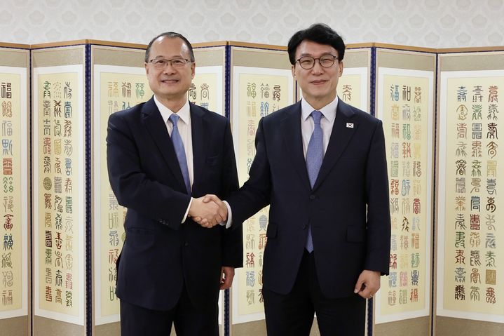 [서울=뉴시스]김민석 국무총리는 2일 오전 정부서울청사에서 조나단 초이(Jonathan Choi) 홍콩 중화총상회(CGCC) 회장 등을 접견했다. (사진=총리실 제공) photo@newsis.com *재판매 및 DB 금지