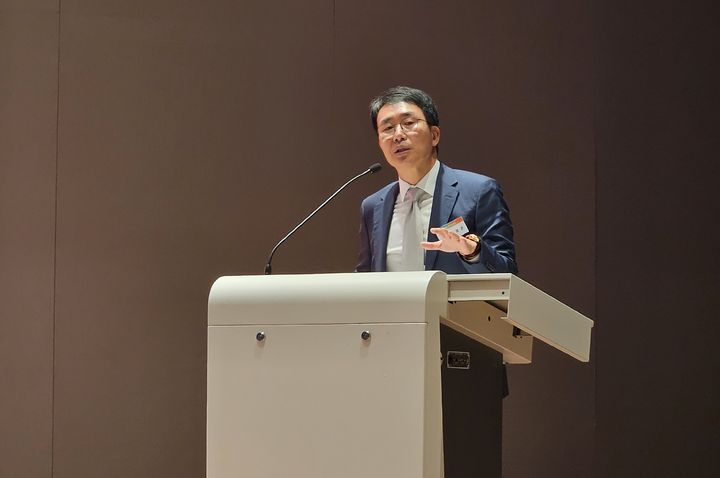 [서울=뉴시스] 2026 HLB Group IR Day에 참가한 진양곤 HLB그룹 의장이 발표를 진행하고 있다. (사진=HLB그룹 제공) 2026.4.2. photo@newsis.com *재판매 및 DB 금지