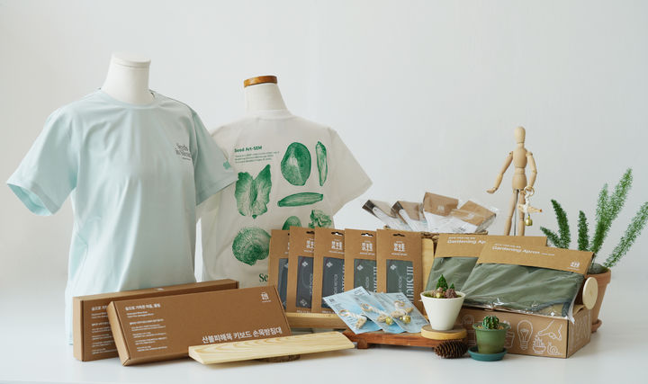 [대전=뉴시스] 한국수목원정원관리원이 4일부터 '풀림'을 통해 출시하는 코오롱스포츠 협업 제품들. (사진=한국수목원정원관리원 제공) 2026.04.02. photo@newsis.com *재판매 및 DB 금지