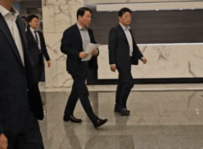 남주현 기자=최태원 대한상의 회장이 2일 오후 서울 세종대로 대한상의에서 열린 타운홀 미팅에 입장하고 있다. *재판매 및 DB 금지