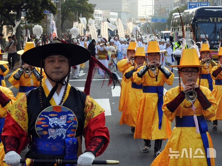 [제주=뉴시스] 김수환 기자 = 제78주년 4·3희생자 추념식을 하루 앞둔 2일 오후 제주시 동광로에서 4·3 유족과 시민사회단체 관계자, 대학생, 청소년 등 2000여명이 참여한 가운데 '4·3 평화 대행진' 행사가 진행되고 있다. 2026.04.02. notedsh@newsis.com