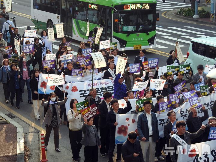 [제주=뉴시스] 김수환 기자 = 제78주년 4·3희생자 추념식을 하루 앞둔 2일 오후 제주시 동광로에서 4·3 유족과 시민사회단체 관계자, 대학생, 청소년 등 2000여명이 '4·3 평화 대행진' 행사에 참여하고 있다. 2026.04.02. notedsh@newsis.com