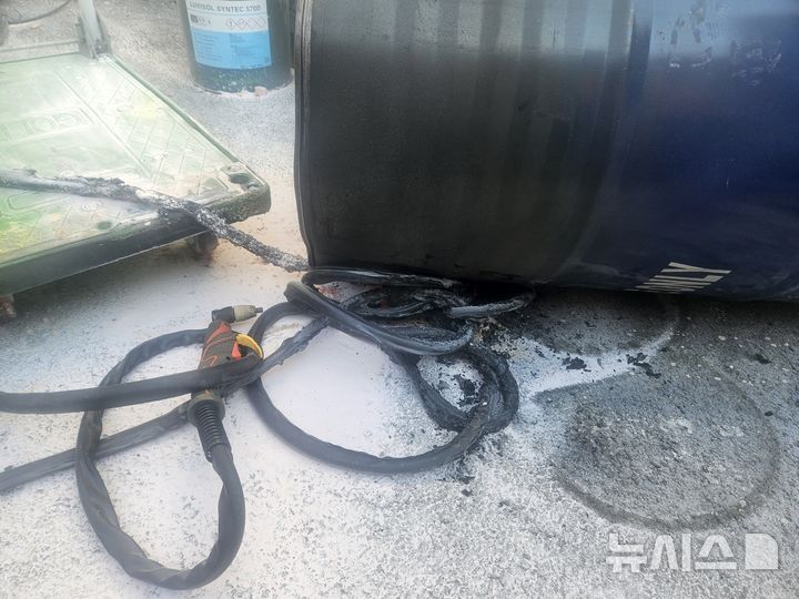 [청주=뉴시스] 2일 오후 3시40분께 충북 청주시 흥덕구의 한 공장에서 드럼통 절단 작업 중 폭발사고가 발생했다. (사진=청주서부소방서 제공) 2026.04.02. photo@newsis.com *재판매 및 DB 금지