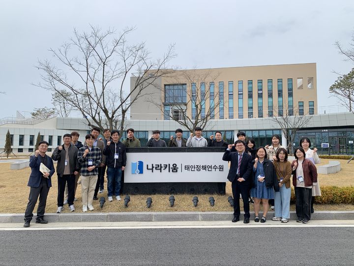 [세종=뉴시스]농촌진흥청이 법제처와 협업해 지난달 30일부터 이달 1일까지 충남 태안 법제교육원에서 지방 농촌진흥기관 공무원을 대상으로 자치법규 입안 역량 강화 교육을 실시했다. (사진=농촌진흥청 제공) *재판매 및 DB 금지