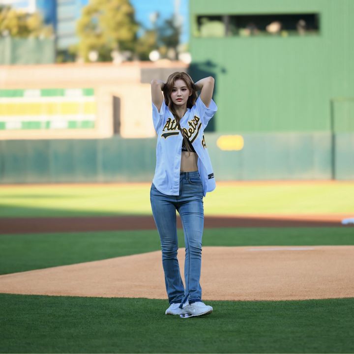 [서울=뉴시스] 2025년 메이저리그(MLB) 애슬레틱스 경기에서 시구하는 그룹 엔믹스의 설윤. (사진 = 스포츠인텔리전스그룹 제공) *재판매 및 DB 금지