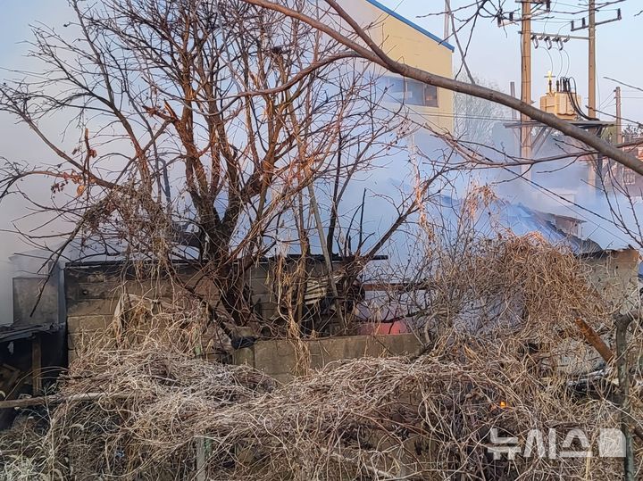 [김포=뉴시스] 김포 통진읍 단독주택 화재 현장. (사진=김포소방서 제공) 2026.04.02. photo@newsis.com