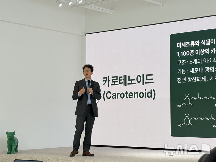 [제주=뉴시스] 권민지 기자 = 제주 구좌읍에 위치한 '리만팜'에서 제주 클로렐라에 대해 설명하고 있는 김희식 한국생명공학연구원 세포공장연구센터 박사 겸 에스크랩스 CTO. 2026.04.03. ming@newsis.com