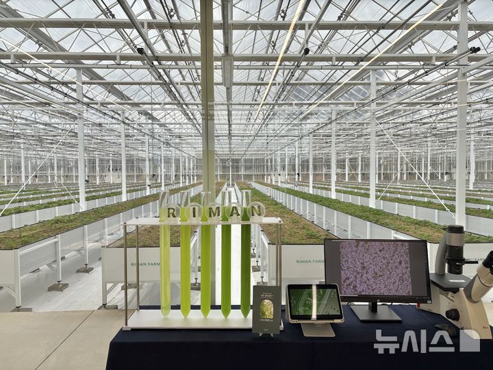 [제주=뉴시스] 권민지 기자 = 제주 구좌읍에 위치한 '리만팜' 내부에 제주 클로렐라 관련 내용이 전시돼 있다. 2026.04.03. ming@newsis.com