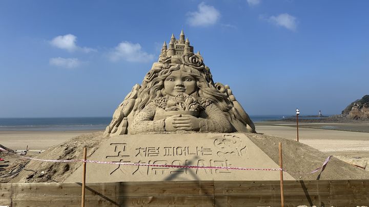 [태안=뉴시스] 태안의 꽃의 여신 모래조각상. (사진=태안군 제공) 2026.04.02. photo@newsis.com *재판매 및 DB 금지